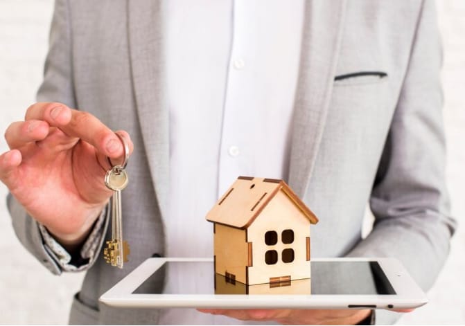 Indian entrepreneur working on business plan